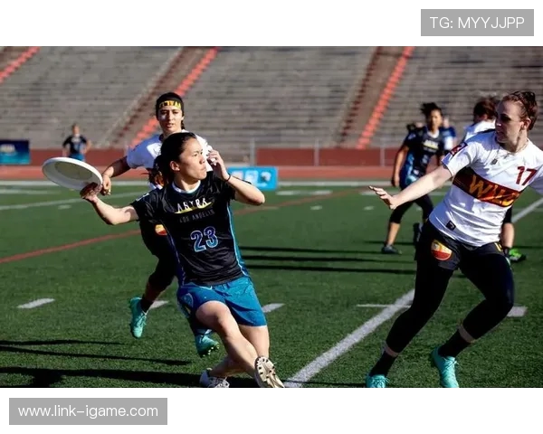 飞盘战术解析杭州飞盘队如何构建高效进攻体系与团队配合技巧